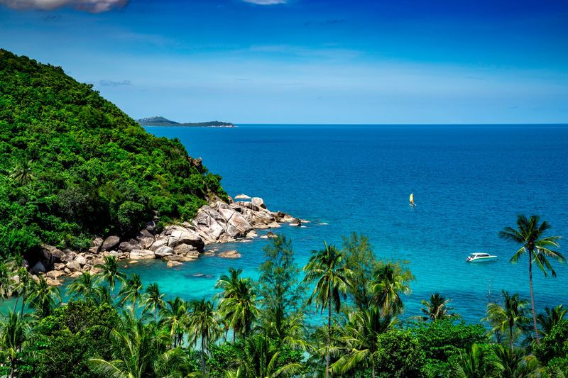 Rocky coastline and turquoise sea on Koh Samui